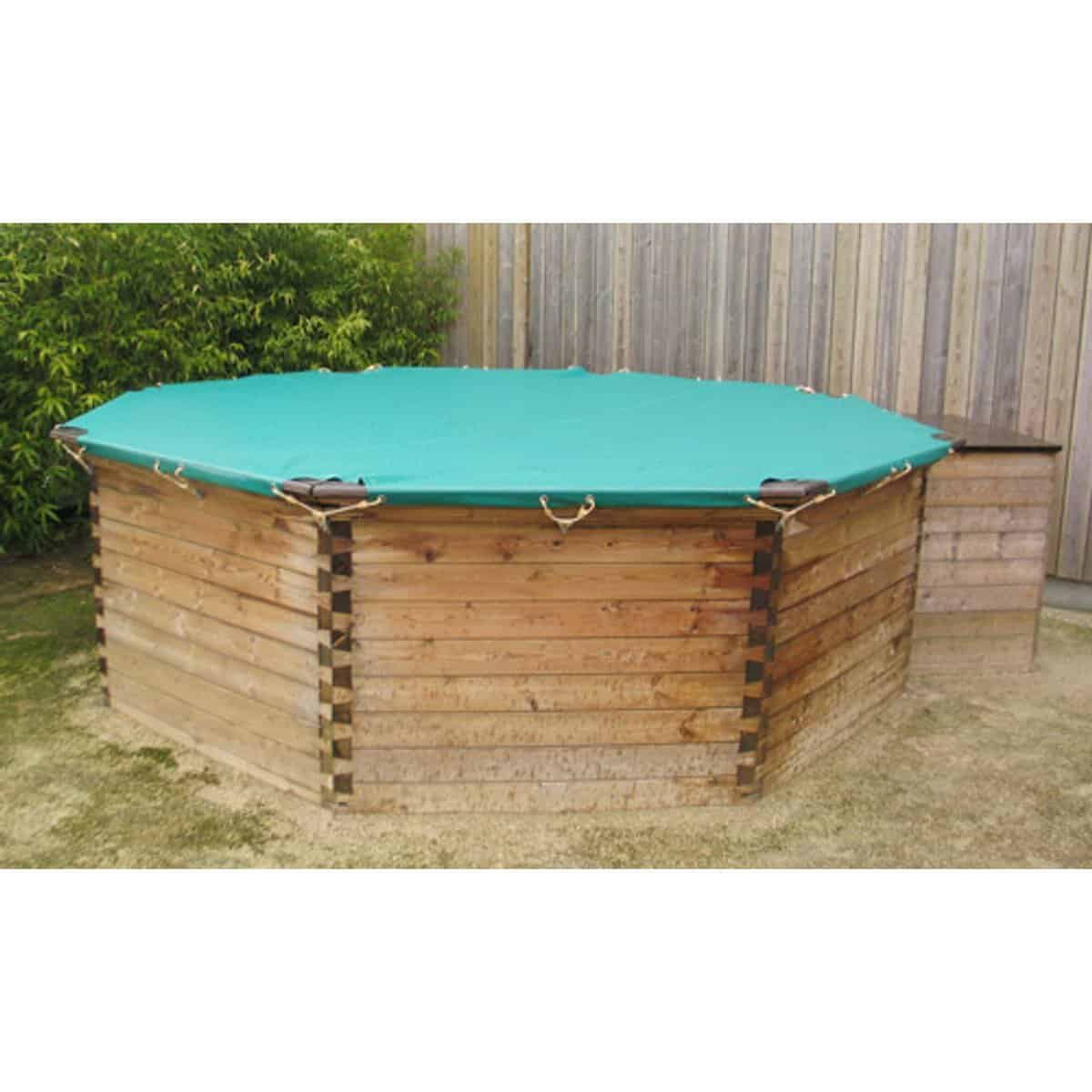 Houten zwembad met afdekking, ideaal voor zomerse dagen in de tuin.