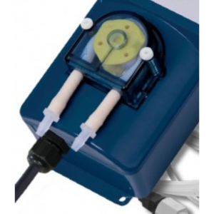 Waterfilter voor zwembadwater met pompsysteem en slangen.