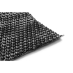 Zwarte antislip zwembadmat met noppen voor extra veiligheid.