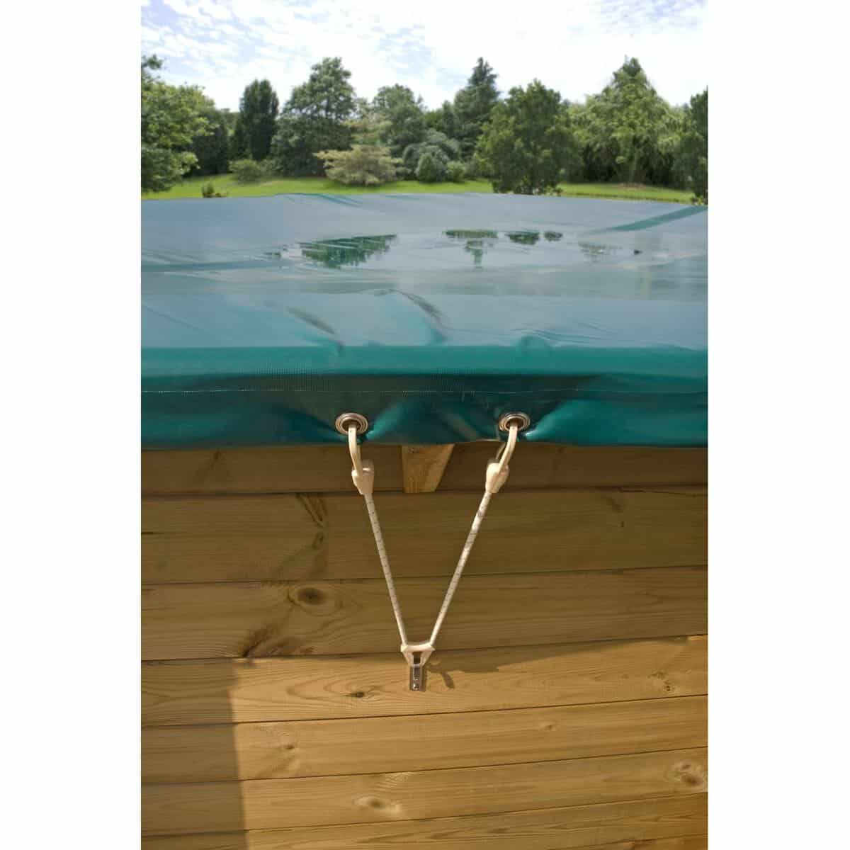 Zwembad met houten ombouw en groene liner, ideaal voor zomerse ontspanning in je tuin.