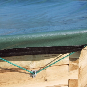 Opblaasbaar zwembad op houten terras, ideaal voor zomerse ontspanning in de tuin.